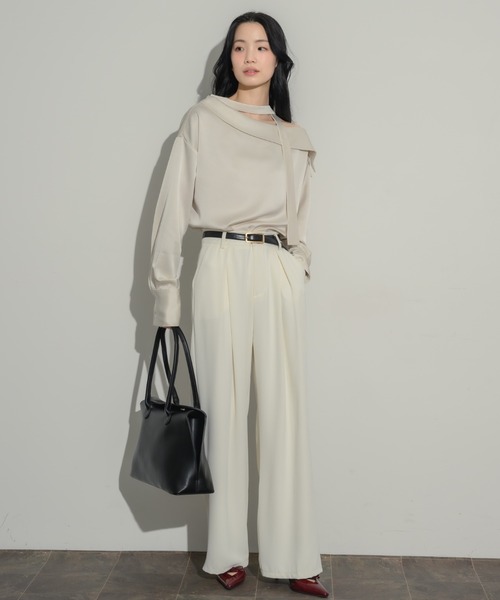 NEUNA(ヌナ)の「2wayサテンワンショルブラウス(シャツ/ブラウス・レディース・アイボリー/ブラック・FREE)」の6枚目の写真