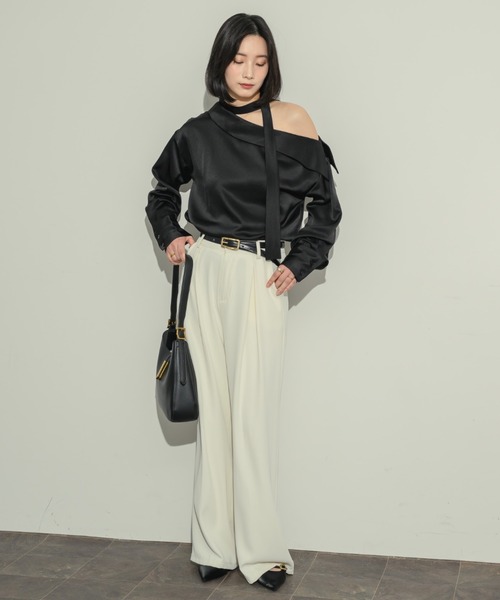 NEUNA(ヌナ)の「2wayサテンワンショルブラウス(シャツ/ブラウス・レディース・アイボリー/ブラック・FREE)」の13枚目の写真