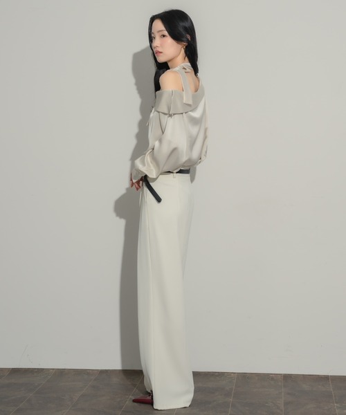 NEUNA(ヌナ)の「2wayサテンワンショルブラウス(シャツ/ブラウス・レディース・アイボリー/ブラック・FREE)」の11枚目の写真