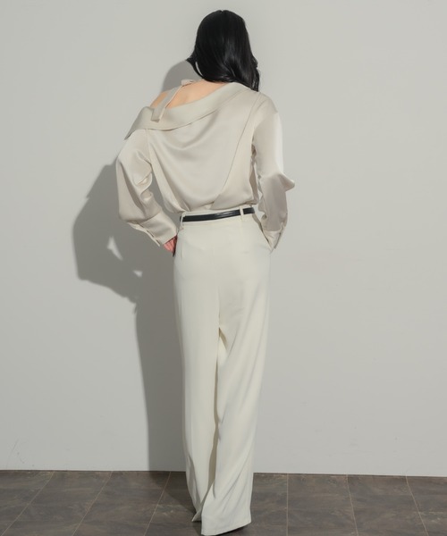 NEUNA(ヌナ)の「2wayサテンワンショルブラウス(シャツ/ブラウス・レディース・アイボリー/ブラック・FREE)」の15枚目の写真