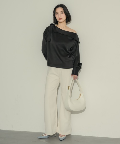 NEUNA(ヌナ)の「2wayサテンワンショルブラウス(シャツ/ブラウス・レディース・アイボリー/ブラック・FREE)」の18枚目の写真