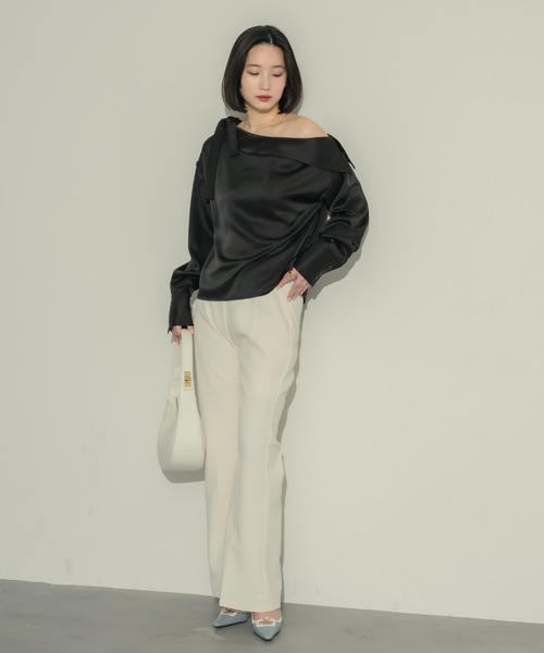 NEUNA(ヌナ)の「2wayサテンワンショルブラウス(シャツ/ブラウス・レディース・アイボリー/ブラック・FREE)」の17枚目の写真