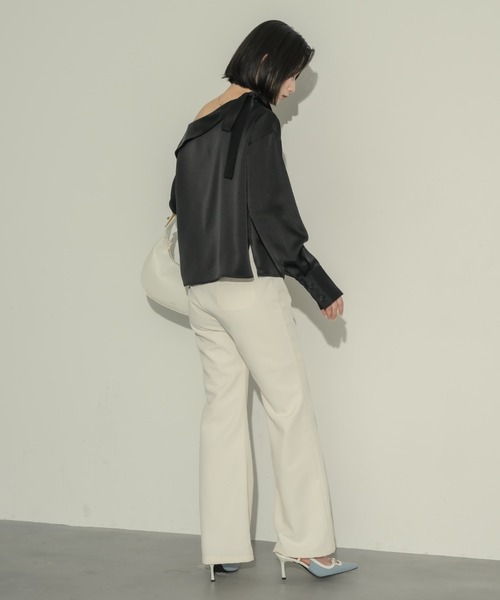 NEUNA(ヌナ)の「2wayサテンワンショルブラウス(シャツ/ブラウス・レディース・アイボリー/ブラック・FREE)」の21枚目の写真