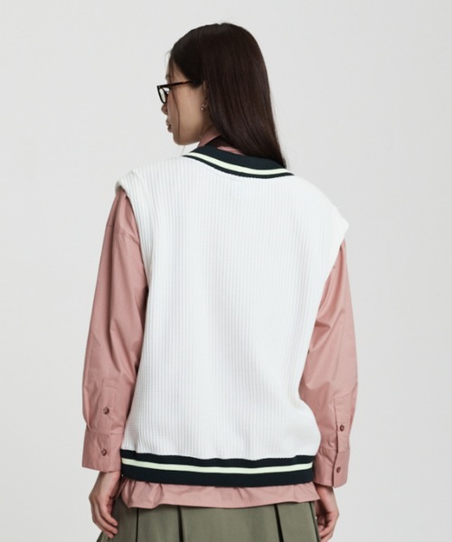 NIKE(ナイキ)の「ナイキ スポーツウェア ウィメンズ ワッフルニット ベスト / Nike Sportswear Women's Waffle-Knit Vest IM7483-133 Sail(ベスト・レディース・クリーム・S/M/XS/L/XL)」の2枚目の写真