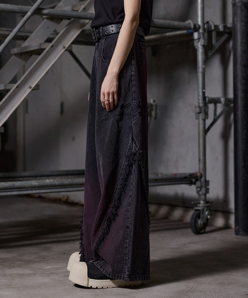 ERAR（エラー）の「【ERAR】ロゴ刺繍フリンジデザインスプレー加工ワイドフレアデニムパンツ（デニムパンツ・メンズ・レッド/ホワイト・M/XL/L/S）」の4枚目の写真