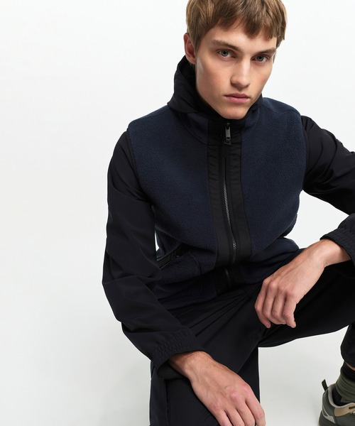 AIGLE（エーグル）の「リバーシブルフリースベスト T-Kit 2WAY（ベスト・メンズ・ブルー/ベージュ/ダークネイビー・S/L/XL/M）」の4枚目の写真