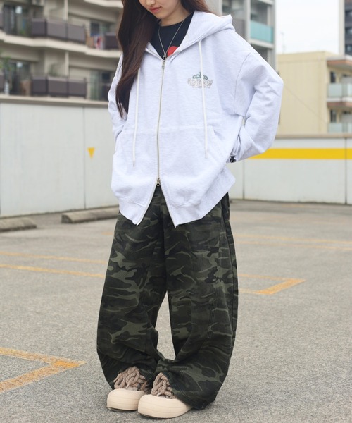 ATMARK（アットマーク）の「《2サイズ展開　/　UNISEX　》ATMARK クラウンロゴラインストーンスウェットジップパーカー　クラック加工　セットアップ可能（パーカー・レディース・ホワイト/ネイビー/チャコール・L/M）」の4枚目の写真