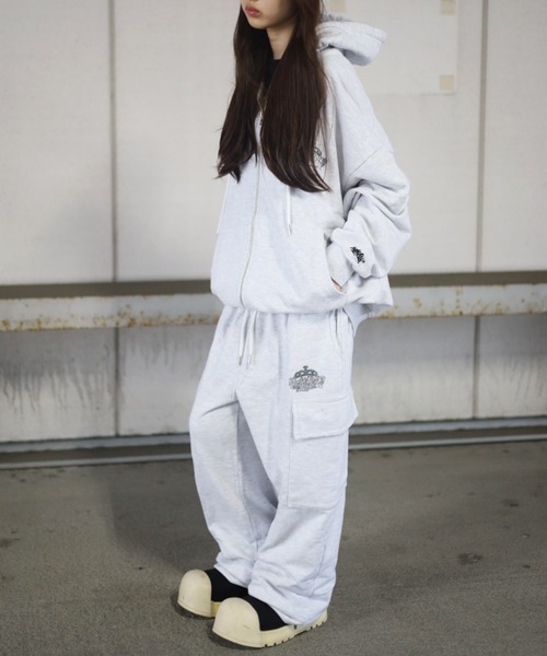 ATMARK（アットマーク）の「《2サイズ展開　/　UNISEX　》ATMARK クラウンロゴラインストーンスウェットジップパーカー　クラック加工　セットアップ可能（パーカー・レディース・ホワイト/ネイビー/チャコール・L/M）」の11枚目の写真