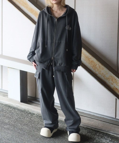 ATMARK（アットマーク）の「《2サイズ展開　/　UNISEX　》ATMARK クラウンロゴラインストーンスウェットジップパーカー　クラック加工　セットアップ可能（パーカー・レディース・ホワイト/ネイビー/チャコール・L/M）」の12枚目の写真