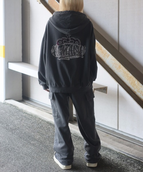ATMARK（アットマーク）の「《2サイズ展開　/　UNISEX　》ATMARK クラウンロゴラインストーンスウェットジップパーカー　クラック加工　セットアップ可能（パーカー・レディース・ホワイト/ネイビー/チャコール・L/M）」の7枚目の写真