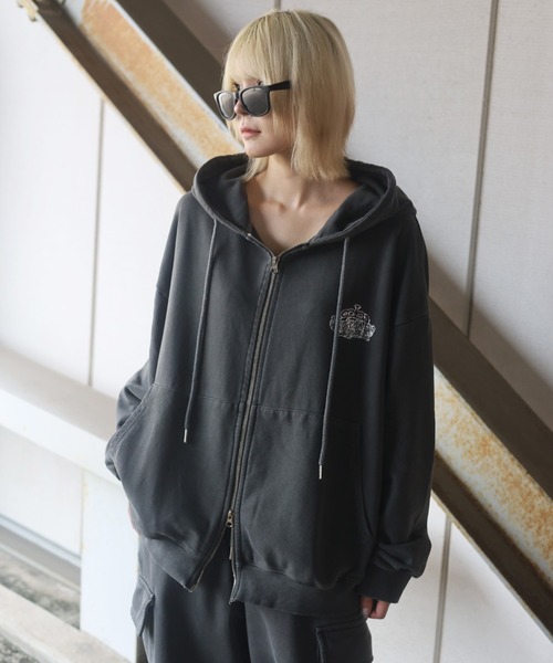 ATMARK（アットマーク）の「《2サイズ展開　/　UNISEX　》ATMARK クラウンロゴラインストーンスウェットジップパーカー　クラック加工　セットアップ可能（パーカー・レディース・ホワイト/ネイビー/チャコール・L/M）」の8枚目の写真