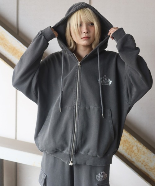 ATMARK（アットマーク）の「《2サイズ展開　/　UNISEX　》ATMARK クラウンロゴラインストーンスウェットジップパーカー　クラック加工　セットアップ可能（パーカー・レディース・ホワイト/ネイビー/チャコール・L/M）」の16枚目の写真