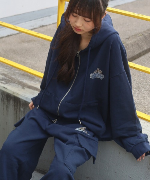 ATMARK（アットマーク）の「《2サイズ展開　/　UNISEX　》ATMARK クラウンロゴラインストーンスウェットジップパーカー　クラック加工　セットアップ可能（パーカー・レディース・ホワイト/ネイビー/チャコール・L/M）」の10枚目の写真