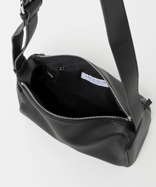 A DAY IN THE LIFE UNITED ARROWS(アデイインザライフユナイテッドアローズ)の「レザーライク スクエアショルダーバッグ <A DAY IN THE LIFE>(トートバッグ・レディース・ベージュ/その他1/ブラック・FREE)」の16枚目の写真