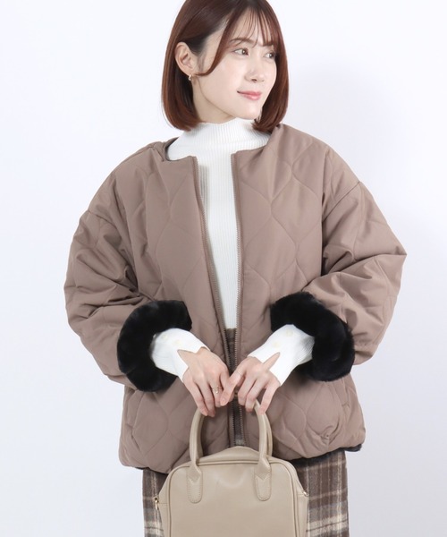 Salong hameu(サロン ハミュー)の「ウェーブキルト×フェイクファー リバーシブルノーカラージャケットブルゾン レディース(ノーカラージャケット・レディース・グレイッシュベージュ/ベージュ/モカ・M/L)」の4枚目の写真