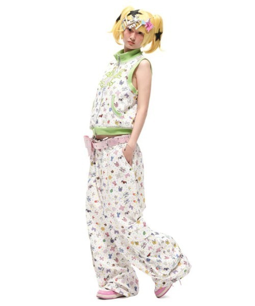 L.H.P(エルエイチピー)の「CFIERCE/フィアス/Small stickers Printed wide-leg pants(その他パンツ・レディース・ブラック/ホワイト・M/S)」の5枚目の写真