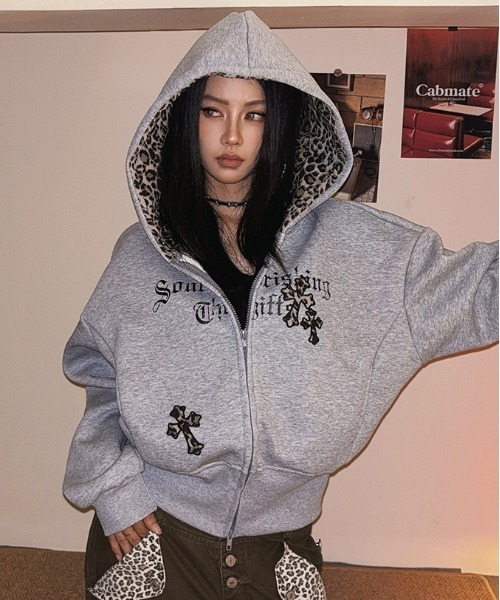 gossip！ロサンゼルス（ゴシップロサンゼルス）の「Y2K 【秋冬新作】レオパード  刺繍フードゆったり パーカー（パーカー・レディース・グレー・M）」の4枚目の写真