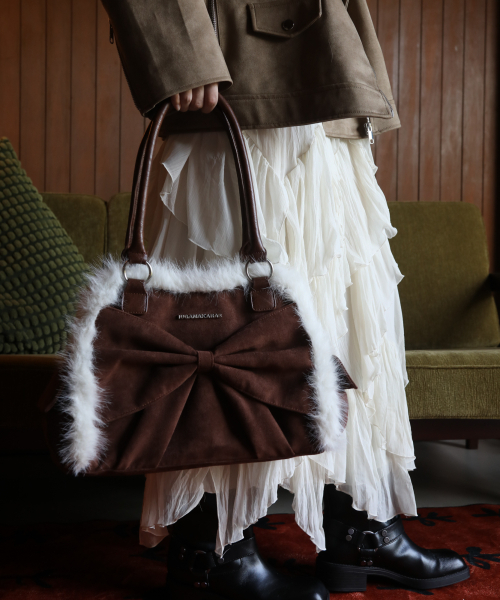 IUGAMAKARAS（イウガマカラス）の「Ribbon Fur Suede Shoulder Bag (Brown)（ショルダーバッグ・レディース・その他・FREE）」の3枚目の写真