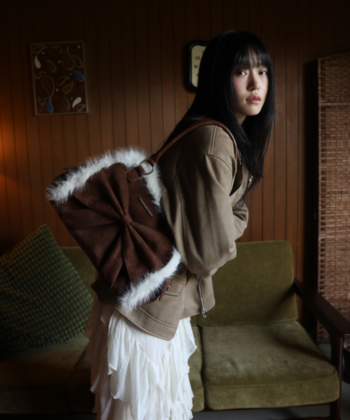 IUGAMAKARAS（イウガマカラス）の「Ribbon Fur Suede Shoulder Bag (Brown)（ショルダーバッグ・レディース・その他・FREE）」の4枚目の写真