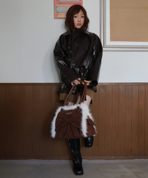 IUGAMAKARAS（イウガマカラス）の「Ribbon Fur Suede Shoulder Bag (Brown)（ショルダーバッグ・レディース・その他・FREE）」の5枚目の写真