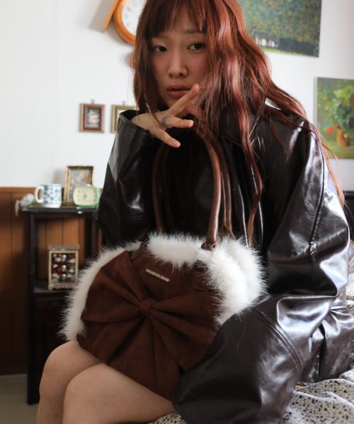 IUGAMAKARAS（イウガマカラス）の「Ribbon Fur Suede Shoulder Bag (Brown)（ショルダーバッグ・レディース・その他・FREE）」の6枚目の写真