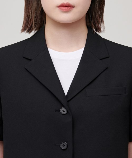 MUSINSA STANDARD WOMAN（ムシンサスタンダードウーマン）の「女性用軽量クロップド半袖ブレザー[ブラック]（テーラードジャケット・レディース・その他・SMALL/MEDIUM/LARGE/X-SMALL）」の6枚目の写真
