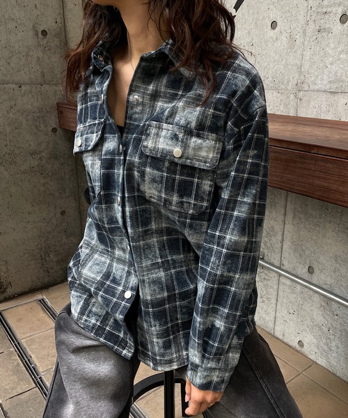ROGER AND RAW（ロジャーアンドロウ）の「ムラ染め風チェックシャツジャケット（シャツ/ブラウス・レディース・ネイビー/ブラウン・FREE）」の4枚目の写真