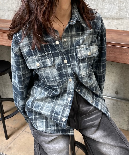 ROGER AND RAW（ロジャーアンドロウ）の「ムラ染め風チェックシャツジャケット（シャツ/ブラウス・レディース・ネイビー/ブラウン・FREE）」の3枚目の写真