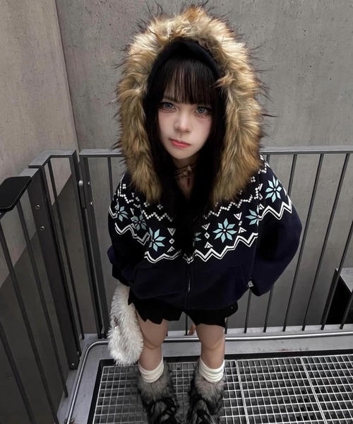 Sibra（シブラ）の「フェイクファーフード付き＊ノルディック柄ジップパーカー（ブルゾン・レディース・ネイビー・M）」の9枚目の写真