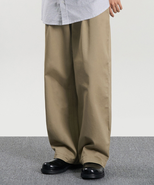 EXCONTAINER(エックスコンテナ)の「クラシックツーピンタックコットンチノパンツ(ベージュ)(その他パンツ・メンズ・その他・MEDIUM/LARGE/X-LARGE/SMALL)」の1枚目の写真