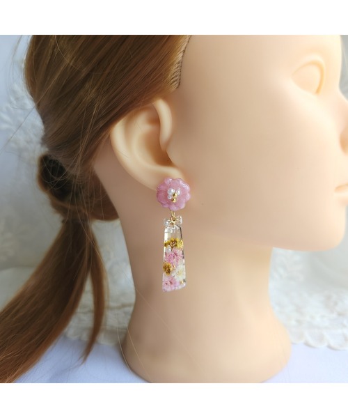 tone(トーン)の「【Sweetlupine】【Sweetlupine】【ピンク】淡い花形 クリアステック フラワー お花いっぱい レジン ♡チタンピアス(MA)(ピアス(両耳用)・レディース・ピンク・FREE)」の2枚目の写真