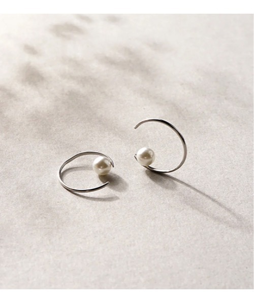 itam(アイタム)の「【itam】アイタム/ ステンレス キャッチレス パール フープ ピアス(ピアス(両耳用)・レディース・ゴールド/シルバー・FREE)」の4枚目の写真