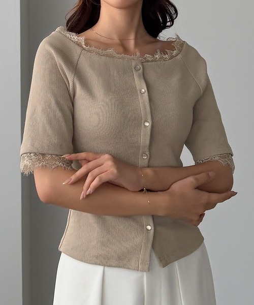 Louere(ルエレ)の「オフショルレーストリムカットソートップス(Tシャツ/カットソー・レディース・ブラック/グレイッシュベージュ/ネイビー・SMALL/MEDIUM/LARGE/X-LARGE)」の2枚目の写真