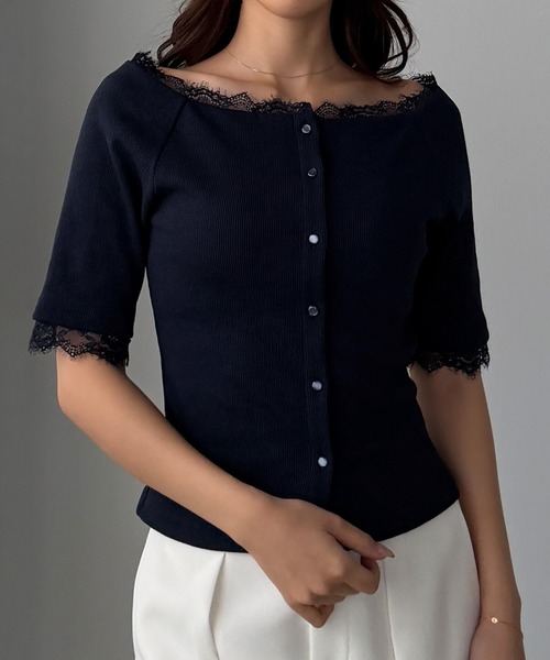 Louere(ルエレ)の「オフショルレーストリムカットソートップス(Tシャツ/カットソー・レディース・ブラック/グレイッシュベージュ/ネイビー・SMALL/MEDIUM/LARGE/X-LARGE)」の4枚目の写真