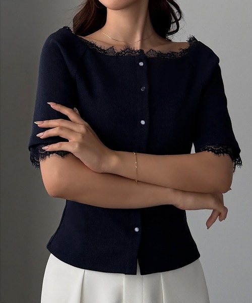 Louere(ルエレ)の「オフショルレーストリムカットソートップス(Tシャツ/カットソー・レディース・ブラック/グレイッシュベージュ/ネイビー・SMALL/MEDIUM/LARGE/X-LARGE)」の5枚目の写真