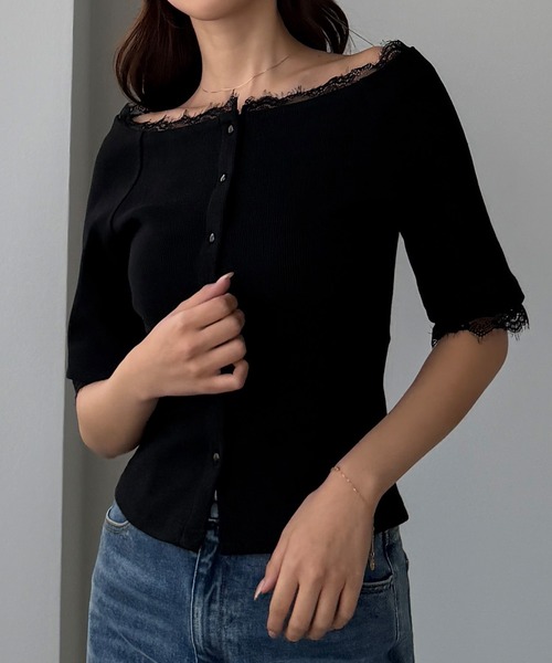 Louere(ルエレ)の「オフショルレーストリムカットソートップス(Tシャツ/カットソー・レディース・ブラック/グレイッシュベージュ/ネイビー・SMALL/MEDIUM/LARGE/X-LARGE)」の9枚目の写真