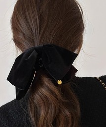 Vini（ヴィニ）の「チャーム付き リボン ベロア バンスクリップ（バレッタ/ヘアクリップ）」