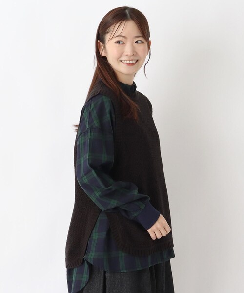 one'sterrace（ワンズテラス）の「ラウンドヘム サイドスリットベスト（ベスト・レディース・カーキ系5/ベージュ系8/ブラック系8・02）」の2枚目の写真
