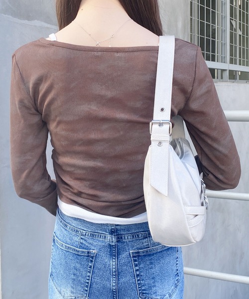 INGNI(イング)の「ムラ染めヘンリーネックレイヤード胸クロス装飾トップス(Tシャツ/カットソー・レディース・オフホワイト/ブラウン/ブラック・M)」の17枚目の写真