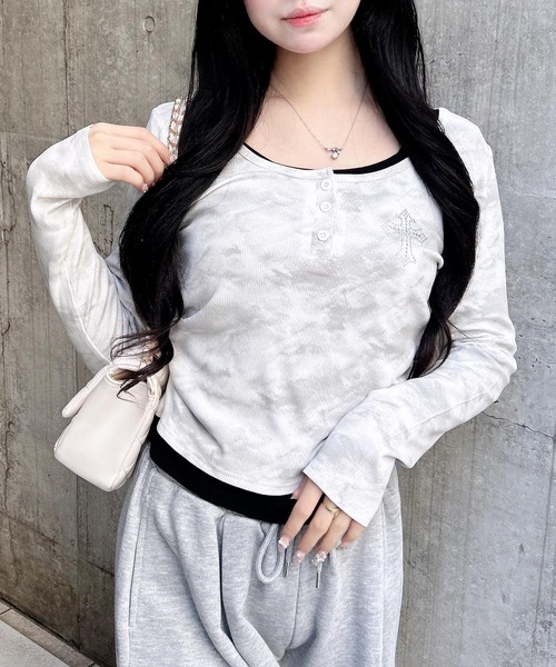 INGNI(イング)の「ムラ染めヘンリーネックレイヤード胸クロス装飾トップス(Tシャツ/カットソー・レディース・オフホワイト/ブラウン/ブラック・M)」の4枚目の写真