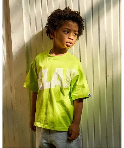 XLARGE KIDS(エクストララージキッズ)の「グラデーションロゴ 半袖Tシャツ(Tシャツ/カットソー・キッズ・ブラック/黄緑系・80cm/130cm/110cm/100cm/90cm/140cm/120cm)」の2枚目の写真
