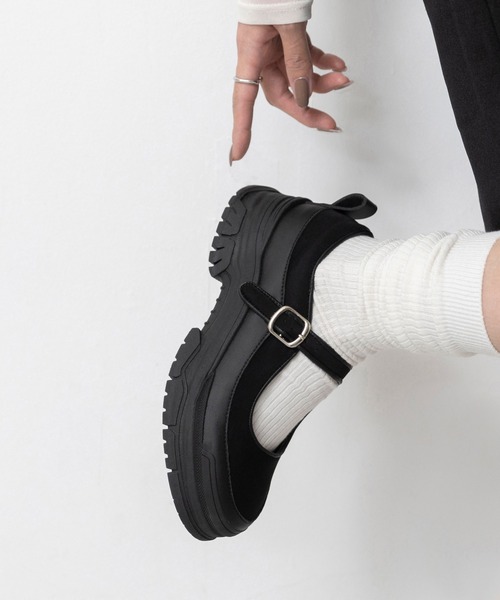 menue(メヌエ)の「メリージェーン ストラップ厚底スニーカー(スニーカー・レディース・グレー/ブラック・39/38/37/36/40)」の1枚目の写真