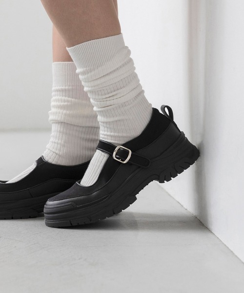 menue(メヌエ)の「メリージェーン ストラップ厚底スニーカー(スニーカー・レディース・グレー/ブラック・39/38/37/36/40)」の4枚目の写真