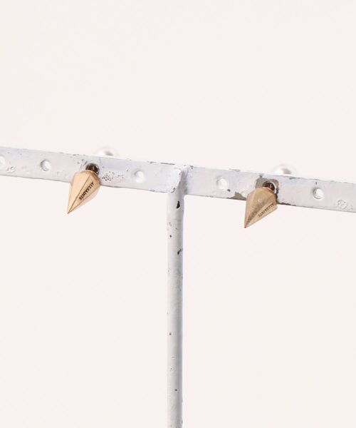 ALLSAINTS(オールセインツ)の「HAZEL SMALL PEARL STUD EARRINGS | HAZEL スモール パール スタッド イヤリング・ピアス(ピアス(両耳用)・レディース・ゴールド系その他・ONE SIZE)」の6枚目の写真