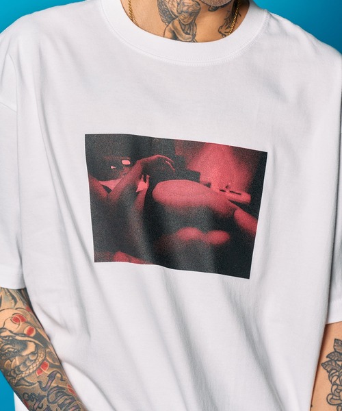 Subciety(サブサエティ)の「intimate room tee(Tシャツ/カットソー・メンズ・ブラック×ブルー/ブラック/ホワイト×レッド/ホワイト・SMALL/MEDIUM/LARGE/X-LARGE/XX-LARGE)」の2枚目の写真
