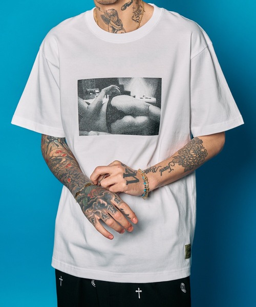 Subciety(サブサエティ)の「intimate room tee(Tシャツ/カットソー・メンズ・ブラック×ブルー/ブラック/ホワイト×レッド/ホワイト・SMALL/MEDIUM/LARGE/X-LARGE/XX-LARGE)」の1枚目の写真