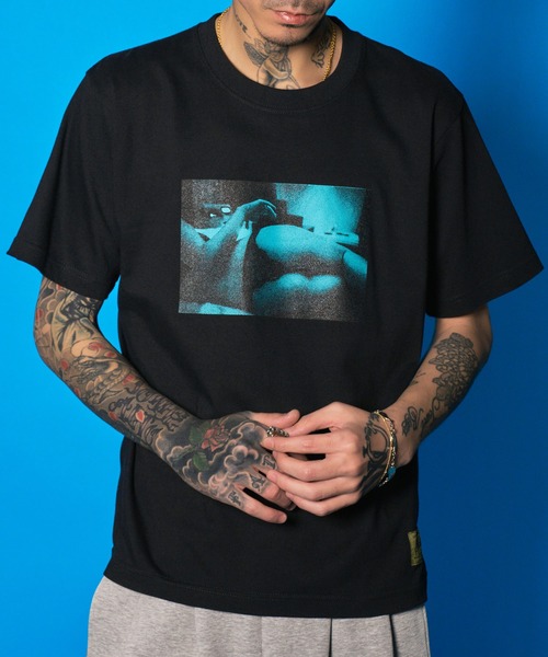 Subciety(サブサエティ)の「intimate room tee(Tシャツ/カットソー・メンズ・ブラック×ブルー/ブラック/ホワイト×レッド/ホワイト・SMALL/MEDIUM/LARGE/X-LARGE/XX-LARGE)」の4枚目の写真