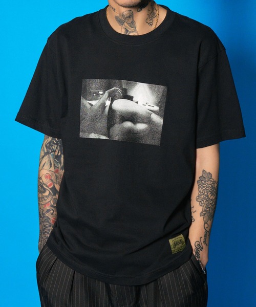 Subciety(サブサエティ)の「intimate room tee(Tシャツ/カットソー・メンズ・ブラック×ブルー/ブラック/ホワイト×レッド/ホワイト・SMALL/MEDIUM/LARGE/X-LARGE/XX-LARGE)」の3枚目の写真