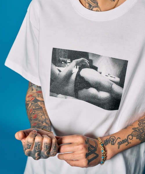 Subciety(サブサエティ)の「intimate room tee(Tシャツ/カットソー・メンズ・ブラック×ブルー/ブラック/ホワイト×レッド/ホワイト・SMALL/MEDIUM/LARGE/X-LARGE/XX-LARGE)」の15枚目の写真