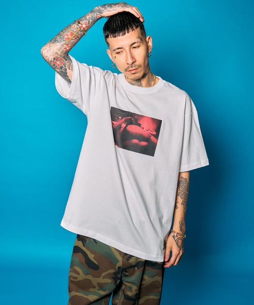 Subciety(サブサエティ)の「intimate room tee(Tシャツ/カットソー・メンズ・ブラック×ブルー/ブラック/ホワイト×レッド/ホワイト・SMALL/MEDIUM/LARGE/X-LARGE/XX-LARGE)」の16枚目の写真